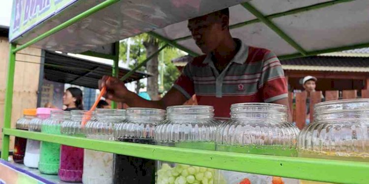 Pedagang es buah merasakan dampak dari naiknya harga gula/Net