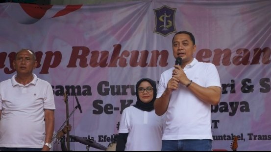 Teks foto: Wali Kota Eri dan Rini saat senam bersama di Kebun Raya Mangrove Gunung Anyar Surabaya/ist