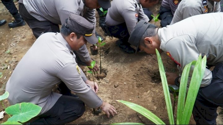 Polrestabes Surabaya dalam rangka melestarikan lingkungan 