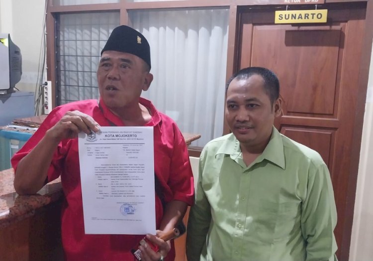 Ketua DPRD Kota Mojokerto Sunarto menunjukkan surat rekomendasi nama calon Pj Wali Kota/ist