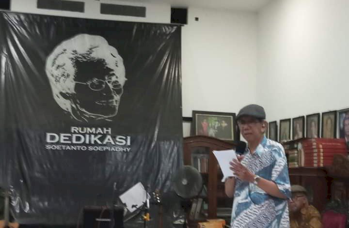 Amang Mawardi saat membacakan salah satu puisinya dari kumpulan puisi berjudul 