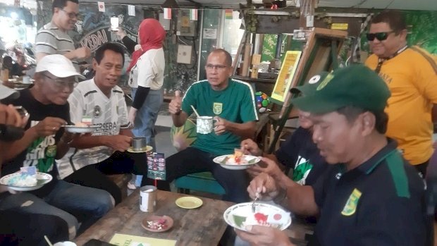 Legenda sepakbola sedang menikmati makanan di Kedai Ketan Punel / ist