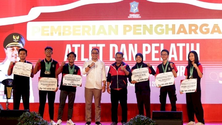 Teks foto: Wali Kota Eri bersama para atlet Porprov Jatim 2023/RMOLJatim