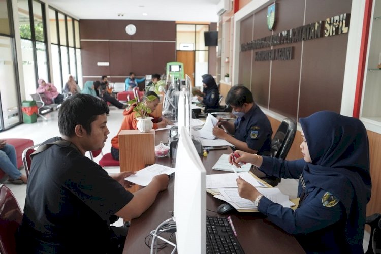 Perekaman e-KTP di kantor Dispendukcapil Kabupaten Kediri/Ist