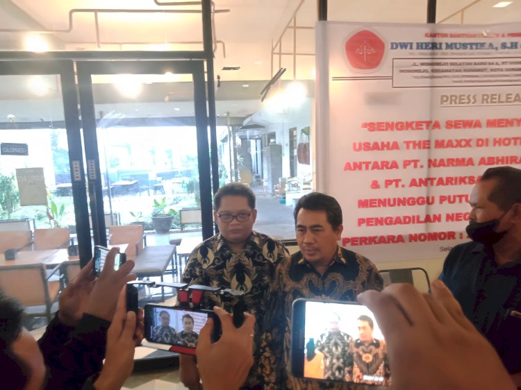Kuasa Hukum PT Narma Abhirama Indonesia, Agus Suseno saat memberi keterangan pada awak media/RMOLJatim