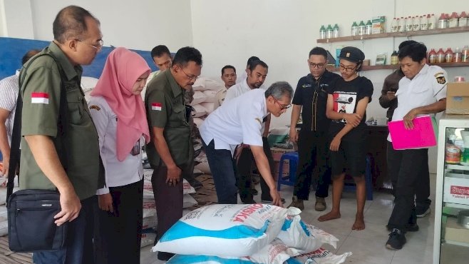 Foto : petugas gabungan saat sidak pupuk bersubsidi