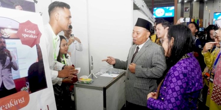 Rektor Unsoed Prof. Akhmad Sodiq saat mengunjungi salah satu stand di Job Fair Unsoed 2023/RMOLJateng