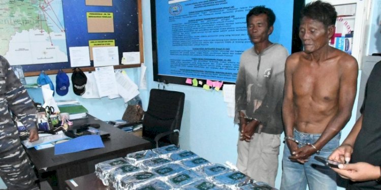 Tiga WNA Filipina dengan barang bukti sabu sebanyak 23 kilogram ditangkap personel TNI AL, BNNP Kalimantan Utara dan Bea Cukai Tarakan di perairan Muara Pekin, Kabupaten Bulungan, Kalimantan Utara, Rabu (8/11)/Dinas Penerangan Angkatan Laut.