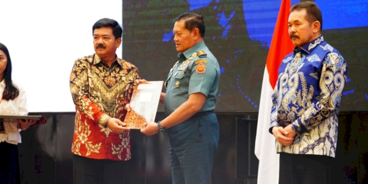 Menteri ATR/BPN Hadi Tjahjanto, Panglima TNI Laksamana Yudo Margono dan Jaksa Agung ST Burhanuddin dalam Rapat Koordinasi Pencegahan dan Penyelesaian Tindak Pidana Pertanahan yang digelar di Grand Mercure Kemayoran Hotel, Jakarta Pusat, Rabu (8/11)/Ist