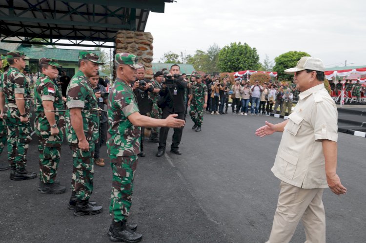 Mentteri Pertahanan Prabowo Subianto saat menyapa prajurit di Kodim 1710/Mimika/ist