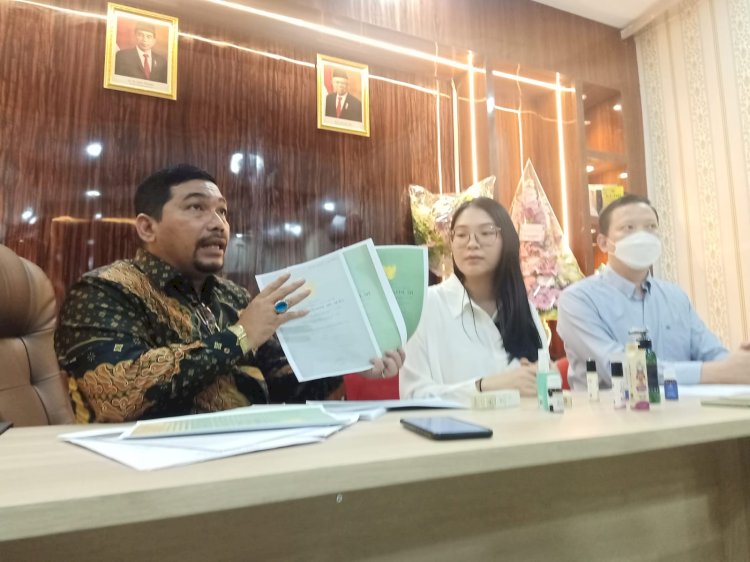 Nadia Dwi Kristanto didampingi kuasa hukumnya saat menggelar press rilis/RMOLJatim