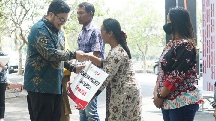 Foto : Bupati Kediri secara simbolis menyerahkan bisyaroh