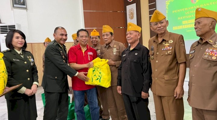 Regional Corcom Manager PT Sumber Alfaria Trijaya, Mochammad Faruq bersama veteran di Madiun/ist