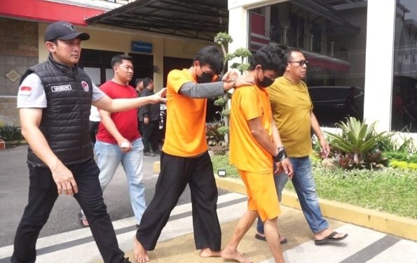 Dua tersangka pengedar sabu-sabu digelandang polisi di Mapolres Jember/RMOLJatim