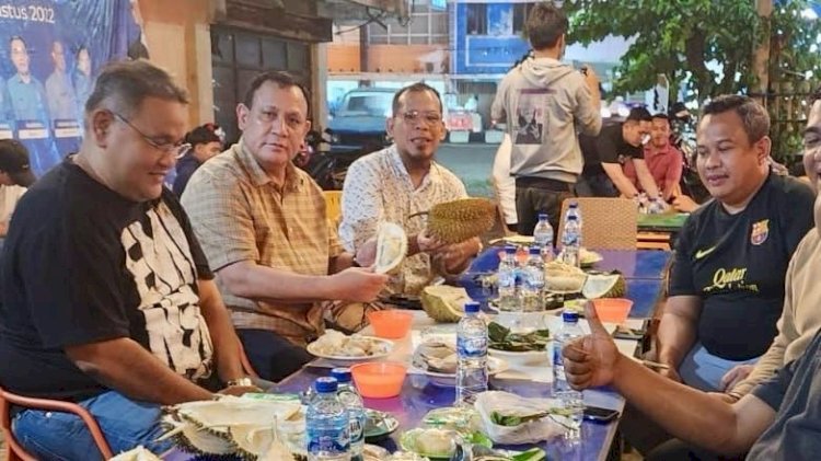 Ketua KPK Firli Bahuri saat ngopi dan makan durian bersama JMSI Aceh/Ist