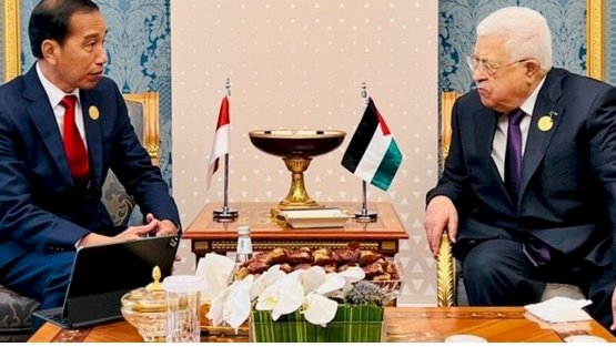 Presiden RI Joko Widodo dan Presiden Palestina Mahmoud Abbas bertemu di sela-sela KTT Luar Biasa OKI di Riyadh, Arab Saudi pada 11 November 2023/Ist