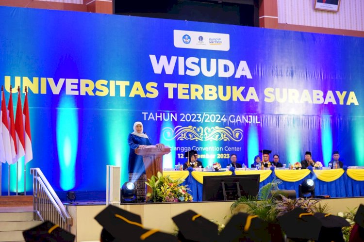 Khofifah Indar Parawansa saat memberi arahan pada acara wisuda Universitas Terbuka Surabaya di Airlangga Convention Center/Ist