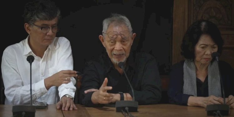 Goenawan Mohamad (tengah) didampingi Alif Iman Nurlambang dan Omi Komariah Madjid/Rep