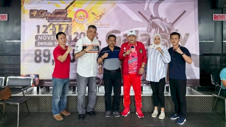 Teks Foto: Owner Galaxy Pool & Karaoke Wahjoedi HS Basuki (dua dari kiri), Ketua Koni Surabaya Hoslih Abdullah, Ketua Pobsi Tri Didik Adiono, beserta dewan juri foto bersama usai pembukaan.