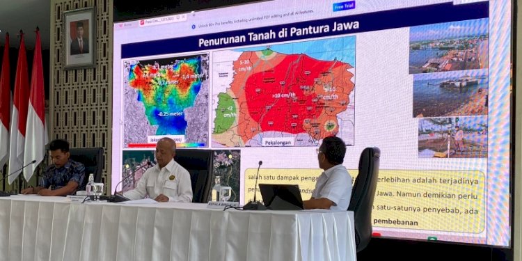 Pelaksana Tugas (Plt) Kepala Badan Geologi Kementerian ESDM Muhammad Wafid saat menjelaskan adanya penurunan tanah di Pantura Jawa pada Senin, 13 November 2023/RMOL