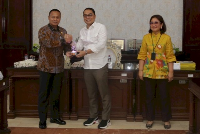 Wali Kota Eri bersama Laksma TNI I Bayu Trikuncoro dan Dra. Imelda/RMOLJatim