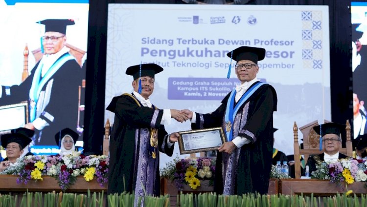 Prof Dr Ir Agoes Santoso MSc (kanan) saat menerima sertifikat dari Ketua Dewan Profesor ITS Prof Dr Ir Imam Robandi MT sebagai Profesor ke-170 ITS/Ist