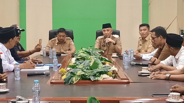 Pj Bupati Bangkalan Arief Moelya Edie saat menemui warga Desa Langkap Kecamatan Buneh/RMOLJatim