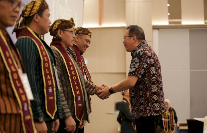 Ketua Pengurus YPA-MDR, Gunawan Salim (kanan) berjabat tangan dengan salah satu perwakilan Sekolah Mandiri di acara Forum Komunikasi Sekolah Binaan (FKSB) Ke-10/ist