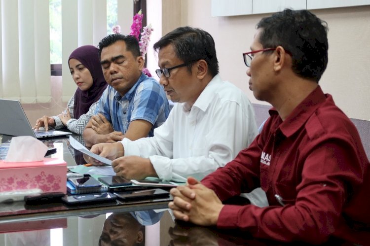 Dekan Fakultas Teknik Unej, Triwahju Hardianto  bersama Humas dan protokol Unej saat konfrensi pers menjelaskan kronologi peristiswa kematian kematian Nadhifa Naya Damayanti/RMOLJatim