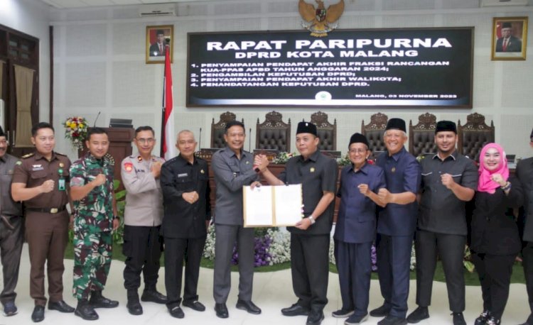 Foto bersama setelah melakukan Penandatangan Persetujuan Rancangan KUA- PPAS 2024/ist