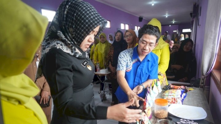 Bupati Mojokerto Ikfina Fahmawati saat melihat produk dari pelaku usaha masyarkat  /ist