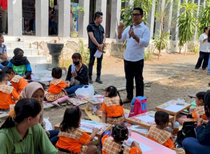 Kepala Disbudpar Kota Kediri Zachrie Ahmad di hadapan siswa PAUD dan TK/Ist