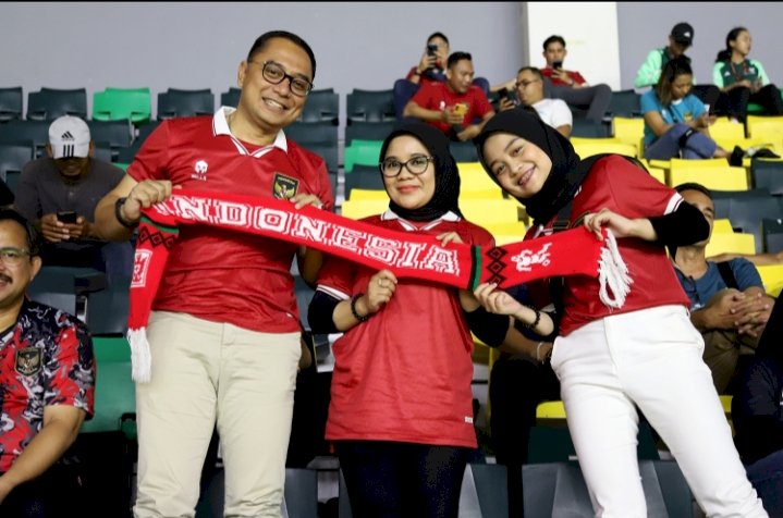 Wali Kota Eri bersama keluarganya menyaksikan pertandingan Timnas Indonesia di GBT/ist