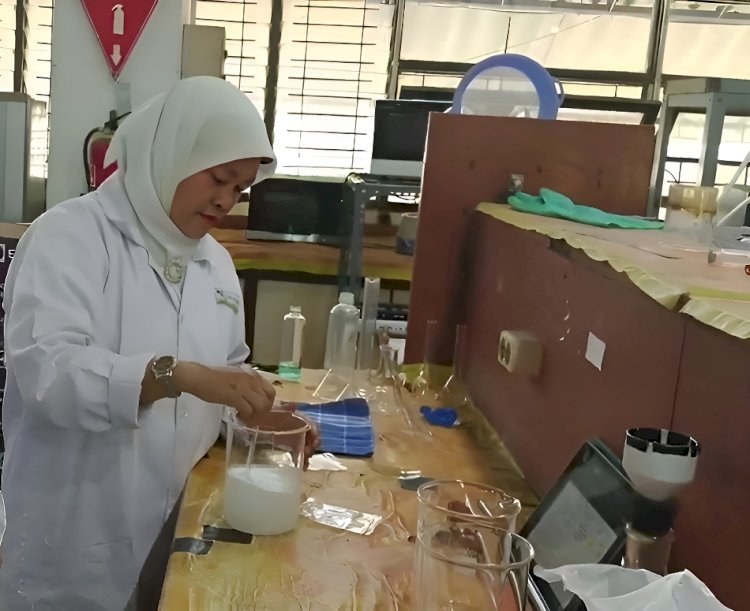 Prof Dr Ir Lailatul Qadariyah ST MT IPM saat proses pembuatan MES di laboratorium/Ist