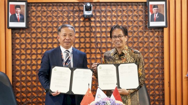 Rektor ITS Prof Dr Ir Mochamad Ashari MEng (kanan) dan Ketua Umum BRAUIC Prof Zhang Dayu menunjukkan naskah MoU yang telah ditandatangani/Ist