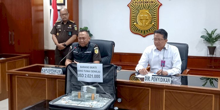 Kepala Pusat Penerangan Hukum, Ketut Sumedana, dan Direktur Penyidikan Jaksa Agung Muda Bidang Tindak Pidana Khusus, Kuntadi, di Kejaksaan Agung, Jakarta Selatan, Kamis malam (16/11)/RMOL