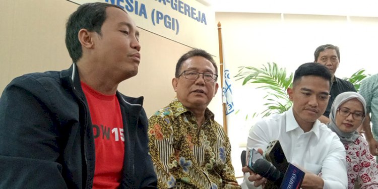 Sekjen PSI, Raja Juli Antoni (kiri) heran baliho partainya banyak disorot/RMOL