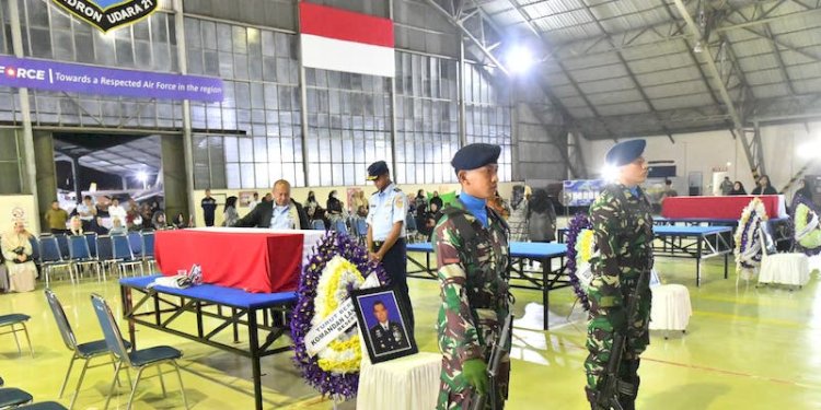 Penjagaan jenazah perwira TNI yang gugur dalam insiden jatuhnya pesawat EMB 314 Super Tucano TT-3103 dan TT-3111/Net