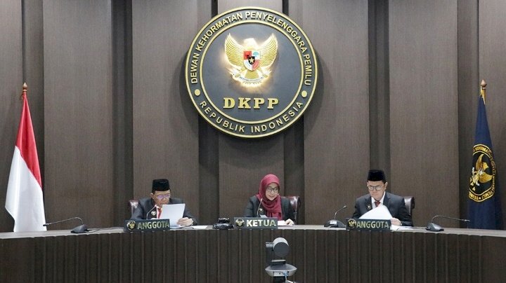 Teks foto: DKPP menggelar sidang pembacaan putusan pemberhentian Muhammad Agil Akbar Dari Jabatan Ketua Bawaslu Kota Surabaya/ist