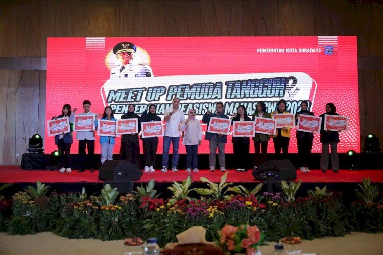 Wali Kota Eri menyerahkan secara simbolis beasiswa mahasiswa Pemuda Tangguh Surabaya/RMOLJatim