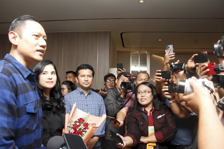 Ketua Umum (Ketum) Partai Demokrat Agus Harimurti Yudhoyono (AHY) bersama para kader di Madiun/ist