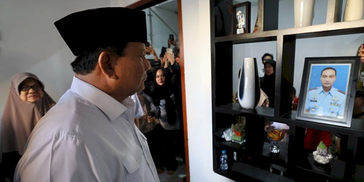  Menteri Pertahanan Prabowo Subianto saat menyambangi rumah perwira yang gugur di kompleks perumahan Pangkalan TNI AU Abdulrachman Saleh, Malang, Jawa Timur, Sabtu (18/11)/Istimewa