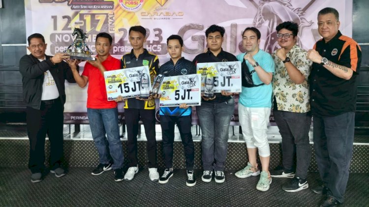    Teks foto: Ketua KONI Surabaya Hosleh Abdullah (kiri), para pemenang lomba, dan owner Galaxy Pool & Karaoke Wahjoedi HS Basuki foto bersama/RMOLJatim