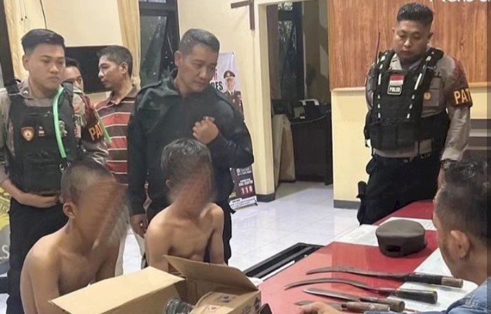 17 pemuda saat diamankan polisi bersama barang bukti celurit, parang, pisau dan pentungan/Ist 