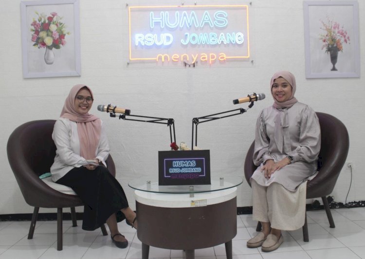 dr Yuanita saat wawancara pelayanan di studio humas RSUD Jombang (baju abu-abu)/Ist