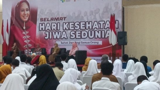 Wali Kota Mojokerto, Hj. Ika Puspitasari, S.E. (kedua dari kiri) dan Kadinkes PPKB Kota Mojokerto, dr Farida Mariana,M.Kes (kedua dari kanan) serta narasumber dalam seminar kesehatan jiwa /ist