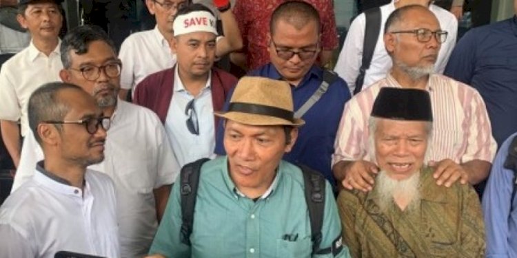 Abraham Samad, Bambang Widjojanto, dan Thony Saut Situmorang saat di depan Gedung Merah Putih KPK, Jakarta Selatan, Senin (10/4)/Net