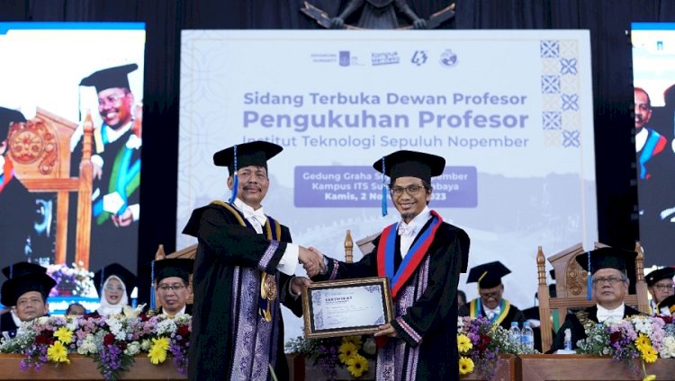 Prof Suwarno ST MSc PhD (kanan) menerima sertifikat pengukuhan sebagai Profesor ke-174 ITS dari Ketua Dewan Profesor ITS Prof Dr Imam Robandi MT/Ist