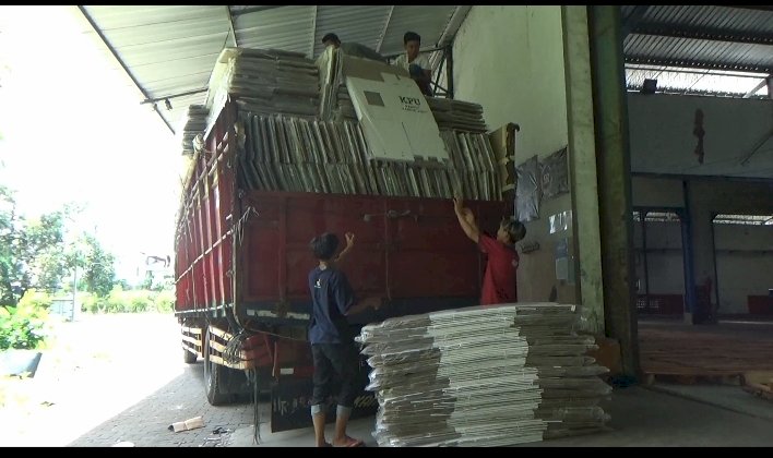  KPU saat menerima logistik kotak dan bilik suara di Gudang penyimpanan logistik KPU di gudang temprina/ist