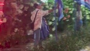 Keterangan foto : potongan video amatir pelaku saat melakukan aksi mencopot bendera demokrat/ist